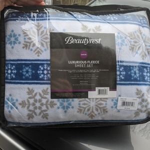 NWT Beauty Rest Queen Fleece Snow Flake Sheet Set